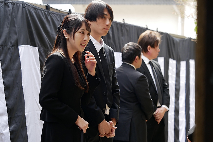 【背徳感は蜜の味】麗しのブラックフォーマル 喪服美人に白濁精子をぶっかけSEX 小野坂ゆいか 画像1