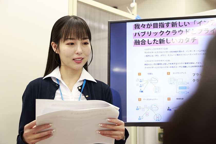 あざとく男にすり寄ってくる女子社員 ピンク色の舌を絡めて誘惑してくる同僚はキス狂い痴女 画像1