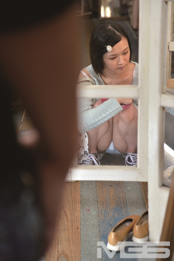 棚越しにいる客のパンチラを見て発情しちゃった俺_3