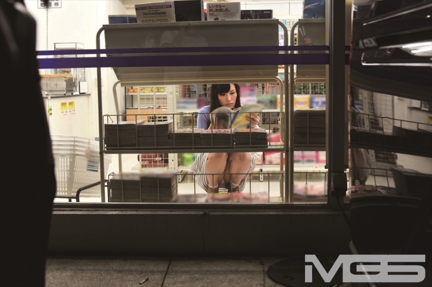 棚越しにいる客のパンチラを見て発情しちゃった俺_9