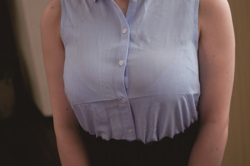 【公然羞恥】ピチピチ着衣巨乳で接客させられたバイト娘 霧島さくら 吉川あいみ 若月みいな_23