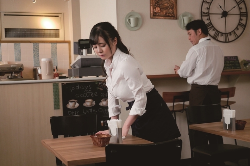 【公然羞恥】ピチピチ着衣巨乳で接客させられたバイト娘 霧島さくら 吉川あいみ 若月みいな_25