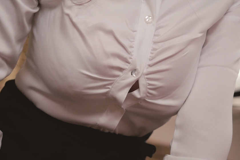 【公然羞恥】ピチピチ着衣巨乳で接客させられたバイト娘 霧島さくら 吉川あいみ 若月みいな_26