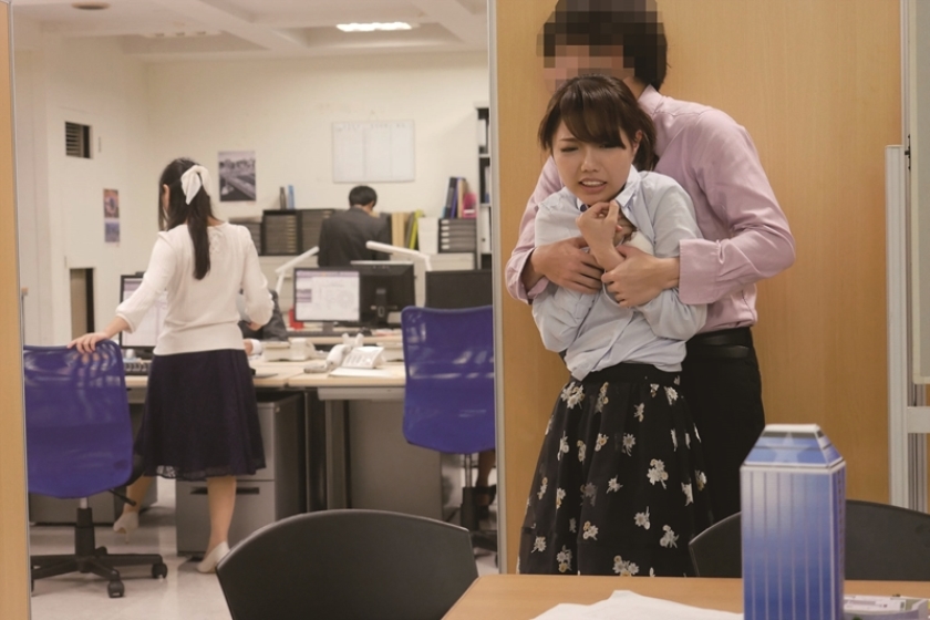胸チラしているのに気付かず働く女子社員に手を出しちゃった俺 4 みゆき菜々子 夏原唯 羽生ありさ_13