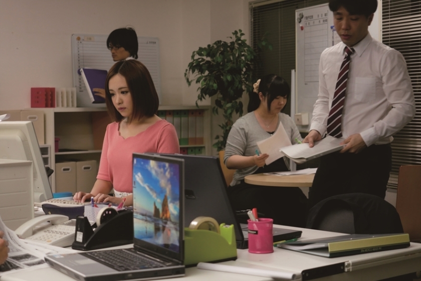 終電がなくなりちょっと綺麗めの上司の家に泊まることに･･･メイクを落としたすっぴん顔が幼くまさに俺好みの顔だった！ 2 みゆき菜々子 麻里梨夏 紺野ひかる_0