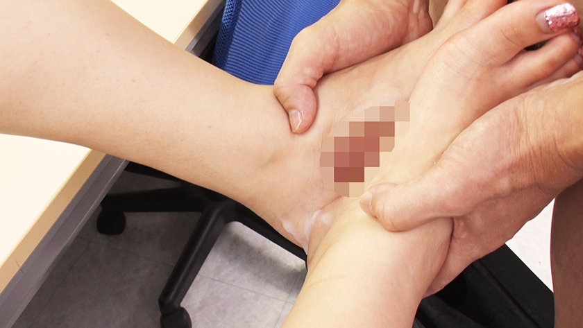 職場で足フェチがバレてしまい女性部下の脚置きとして何度も射精させられる 中条カノン 天希ユリナ 白咲花_14