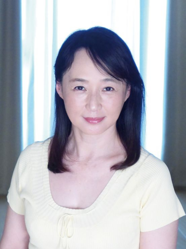 熟女 淫らな秘め事 義理の母の借金のため熟した体を差し出す美女 夫の葬儀の朝、近所のオッサンにブチ込まれ絶叫失禁する女 サンプル画像8