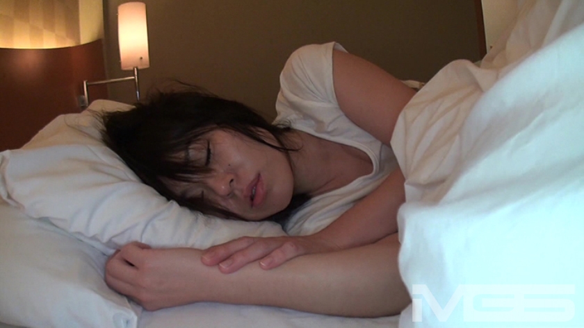 卑猥ドッキリマル秘報告 欲情する熟妻四十路妻のいやらしい腰使い！ 若月汐里 高橋のぞみ 美月桃々子_2