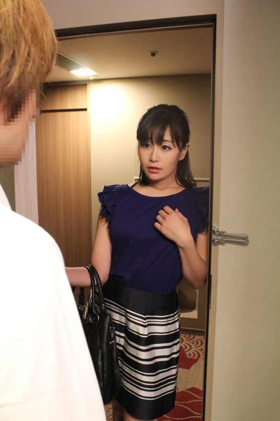 デリヘル呼んだら千載一遇のチャンスがやって来た 寿退社して数年 絶対に手が届かないと思っていた 職場のマドンナが指名ランキングぶっちぎり1位の人妻風俗嬢に転落 旦那には秘密にするから と過剰な膣コキサービスからの妊娠中出しをまさかの黙認 二階堂ゆり