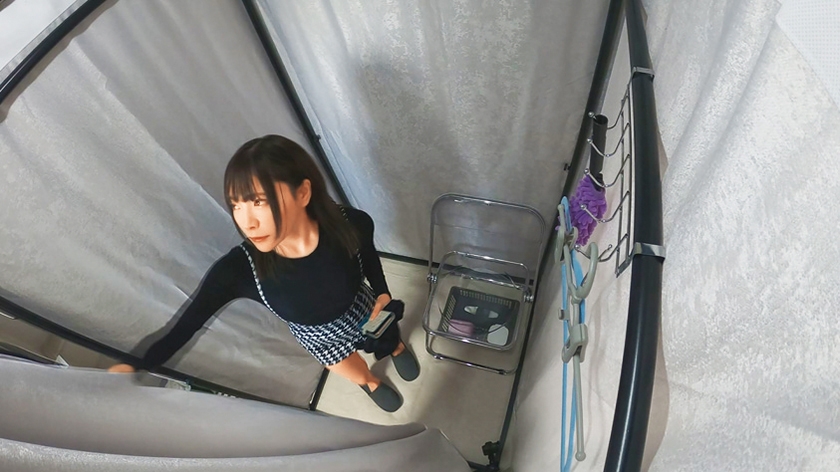 覗き見禁止領域!!更衣室無限大オナニー 無防備すぎるシロウト美女の流出映像 画像12