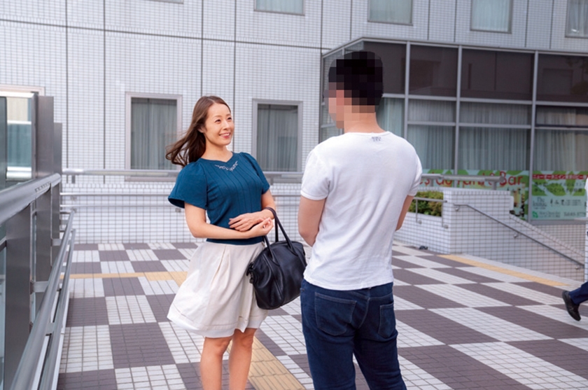 恥ずかしがる四十路・五十路スカウト！！ その場で口説いてAV出演交渉！？ 恥じらい顔でカメラを見つめる、顔良し身体良しの奇跡の熟女をGET！！ 美緒47歳_1