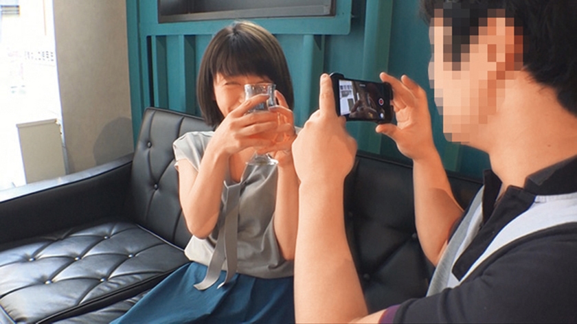 奥さん、一緒に飲みませんか？ 人妻にお酒とザーメン飲ませてみました ＠新宿 地方の人妻限定 巨大バスターミナル前で訳アリ人妻をナンパしてみた 7_5