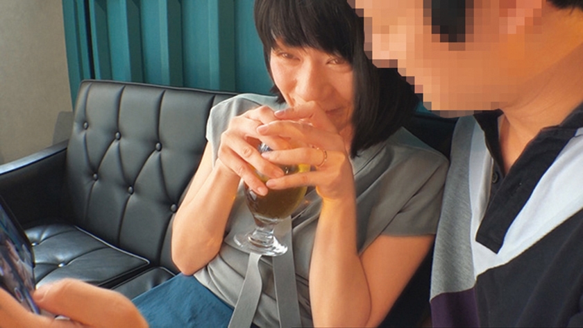 奥さん、一緒に飲みませんか？ 人妻にお酒とザーメン飲ませてみました ＠新宿 地方の人妻限定 巨大バスターミナル前で訳アリ人妻をナンパしてみた 7_6