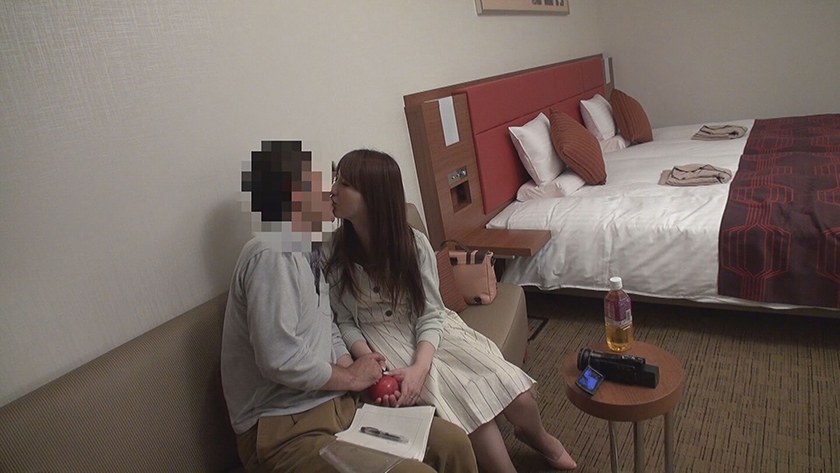 笑顔が可愛い人妻。おじさんの隠し持つおナスに興味津々! のぞみ 雪菜希 画像1