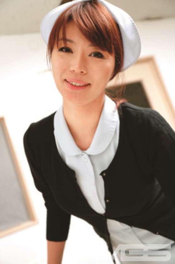 熟女看護師は仕事におわれて最近SEXがご無沙汰なので職場で若い男性患者のカラダに触れてムラムラ欲情。相手が怪我しているにも係わらず我慢しきれず巡回中に病室のベッドの上でハメてしまった 4時間_3