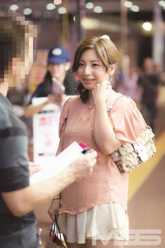 ナンパされたエッチな素人女性たち オンナのピークはまだまだこれから！？ Hに恋に積極的な熟女 4時間_1