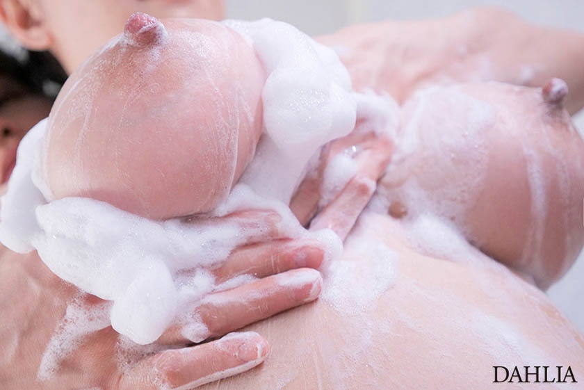 無料画像　  朝海汐   無自覚にこぼれるIcupおっぱい 貧乳彼女の姉が爆乳すぎて理性崩壊、むしゃぶりハメ狂ってしまった僕。 朝海汐  513DLDSS-406-7