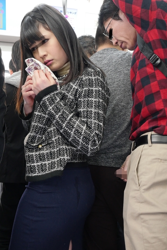 「満員電車で周りを無意識に挑発する美尻女はタイトスカートにぶっかけられ発情するまで何発？」 VOL.1_6