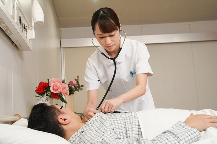 「欲求不満の看護師さんに耳元でこっそり淫語を囁かれ勃起したらヤられた」 VOL.1_7