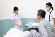 清拭中にチクビを触られビクンビクン感じたら看護師がまさかの痴女開眼で僕の乳首をコリコリ！レロレロ！！ちゅぱぱぱぱ！！！ ドジな新人看護師 横宮七海 画像1