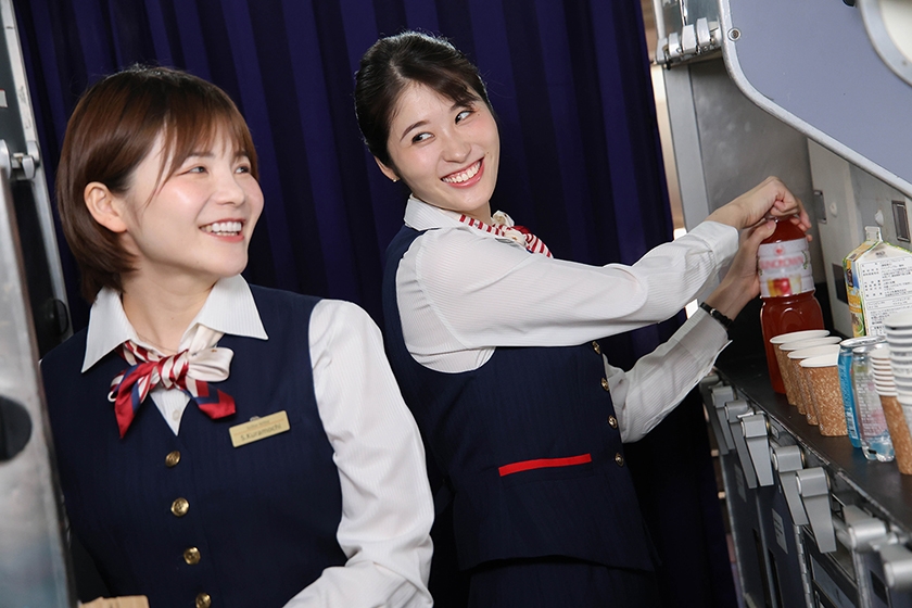 内緒でエグい接客してくれた美人CAをホテルに誘って生ハメしたら何度も求めるヤリマンだった VOL.6 画像1