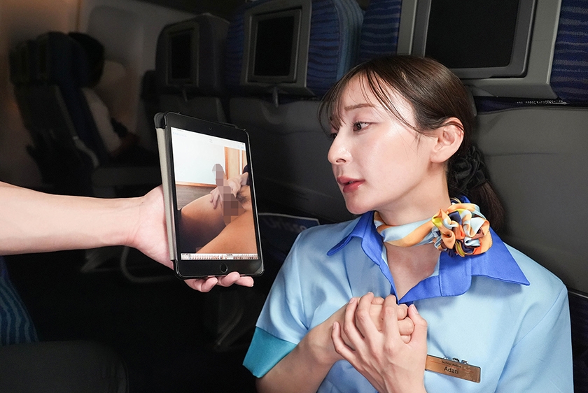 「内緒で撮った画像を見せていただけませんか?」間違えたフリしてチ○ポ画像を見せて赤面するおばさんCAは目の前で勃起チ○ポを見せつけられても嫌じゃない VOL.3 画像1