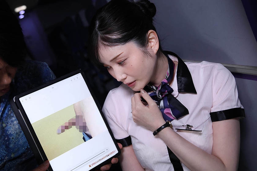 「内緒で撮った画像を見せていただけませんか？」間違えたフリしてチ○ポ画像を見せて赤面するおばさんCAは目の前で勃起チ○ポを見せつけられても嫌じゃないVOL.4 サンプル画像2
