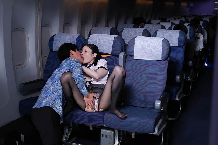 「内緒で撮った画像を見せていただけませんか？」間違えたフリしてチ○ポ画像を見せて赤面するおばさんCAは目の前で勃起チ○ポを見せつけられても嫌じゃないVOL.4 サンプル画像7