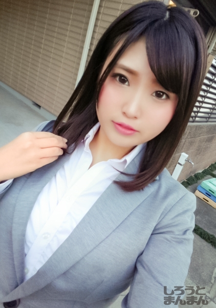 お尻を叩かれても喘ぎ声を漏らし高速ピストンで絶頂するムッツリパイパンOL。