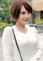 小動物系のショートカット美女