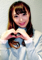 笑顔がステキなスレンダー美女。こう見えて年上男性がめっちゃ好きな甘えん坊女子大生!Y字開脚がスゴいことに!