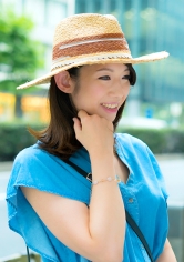 あやさん(32歳) 結婚していてもこの可愛さ。デニム色のワンピースから張りのある美しい脚がそそる！清潔感抜群の見た目では分からない、毎日オナニーする異常性欲の持ち主を発見！！即日拘束プレイをさせてくれる最強変態人妻！！