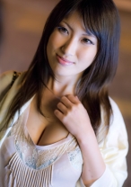 あやちゃん(25歳)のムチッムチな巨乳は服の上からでもバッチリわかります！