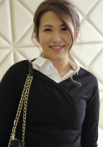 ぐちゅぐちゅのオマ○コをおっぴろげてオネダリしてきて、こんなとこご主人に見られたら大変ですよ！