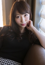 透き通るような白い肌のムチムチ、ナマアシ、ミニスカのゆい 21歳