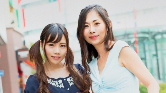 池袋で見つけた美人親子の美マンを1本のチ…