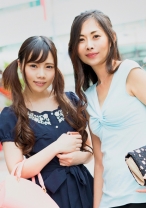 池袋で見つけた美人親子の美マンを1本のチ〇コで楽しむ。娘からクリトリスに電マを当てられ絶頂するスケベ過ぎな母!大石まさみさん(47)ゆなちゃん(19)