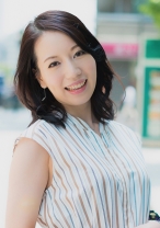 とうこさん(30歳) 清楚なワンピースの内側にはエロ過ぎるベージュのストッキング！魅惑のネイビーのTバックが映える美白なお尻！恥じらいながら切ない声で叫んでイキまくる美人妻