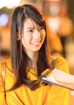 まだ美少女の面影を残す出産後10ヶ月のママ！白い紐ティーバックがセクシーな沢村さん