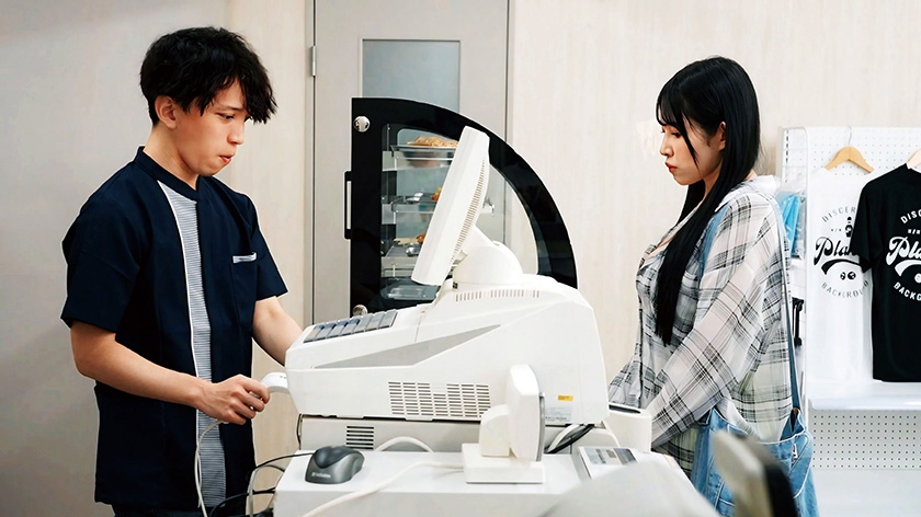 コンビニのバックヤードでセックスをするのが好きな彼女は不倫をしていた。 二羽紗愛 画像1