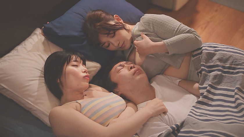 799FTHTD-207 壁が近いし胸も近い!激狭ワンルームに押しかけてきた爆乳いとこ姉妹とすぐ勃発しちゃう サンドイッチ中出し3P性活 小梅えな 九井スナオ サンプル画像2