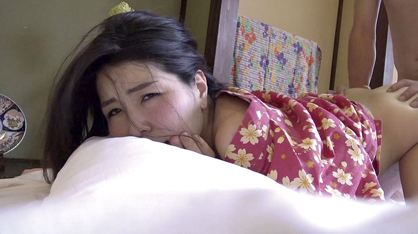 知り合いの人妻を連れて温泉旅行へ 003_12