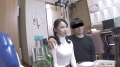 旦那さんのすぐ側で奥さんを寝取る 11サンプル画像2