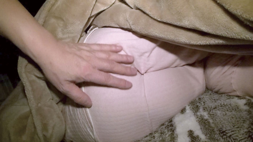 自分の部屋に泊まることになった妻の女友達「人妻華子さん(仮名)45歳」に当然のように手を出してしまうワタシ_8