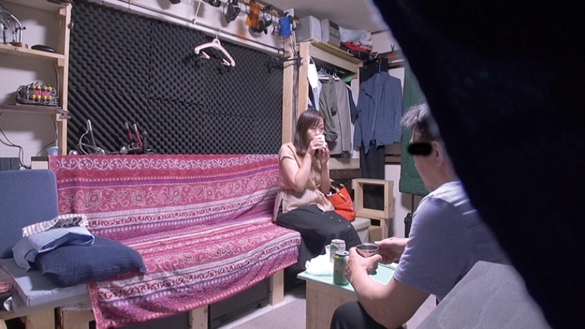 自分の部屋に泊まることになった妻の女友達 ｢人妻麗子さん(仮名)四十六歳｣に当然のように手を出してしまうワタシ_1