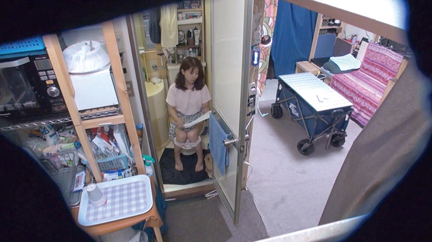 自分の部屋に泊まることになった妻の女友達 ｢人妻知美さん(仮名)三十二歳｣に当然のように手を出してしまうワタシ_0