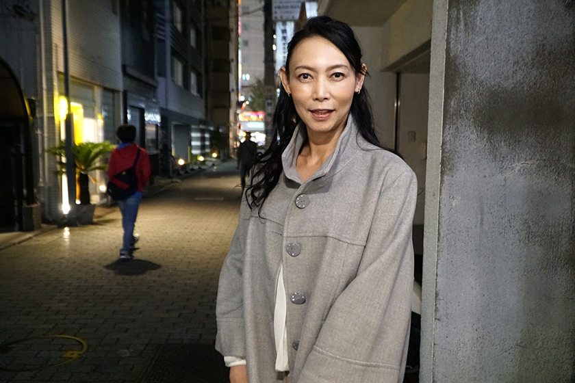 素人！美熟女ナンパ！「そんなつもりじゃなかったのに…」言っているけど女盛りの熟妻たちはちょっと荒々しい年下イケメン男の腰使いに何度も何度もイキまくりwww_10