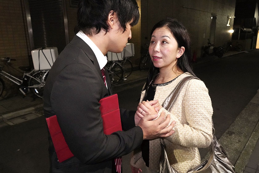 素人！美熟女ナンパ！ 3 「そんなつもりじゃなかったのに…」言っているけど女盛りの熟妻たちはちょっと荒々しい年下イケメン男の腰使いに何度も何度もイキまくりwww_17