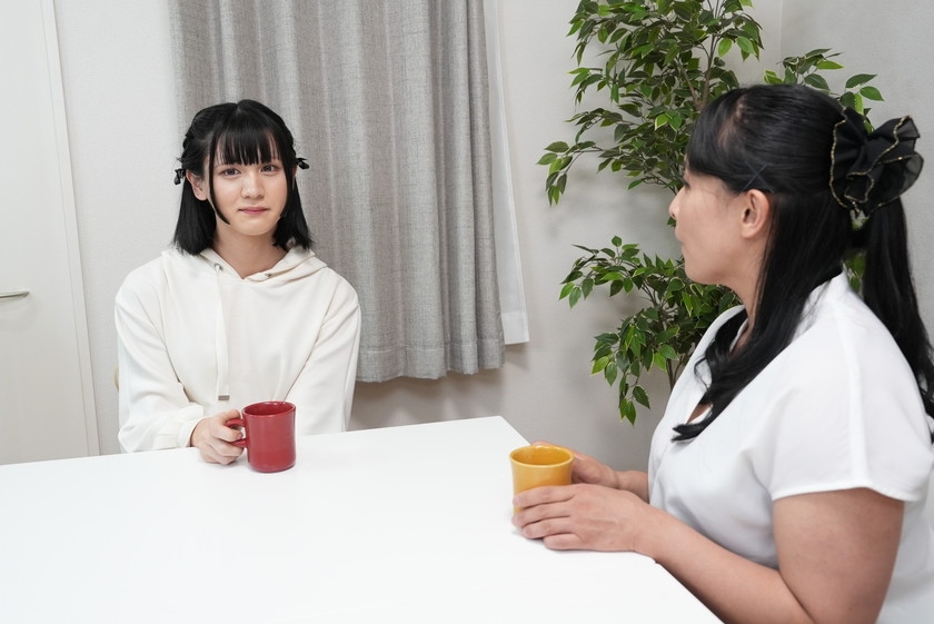 女上司と出張でまさかの相部屋!その夜に… 花宮ひめ 山本かをり 画像1