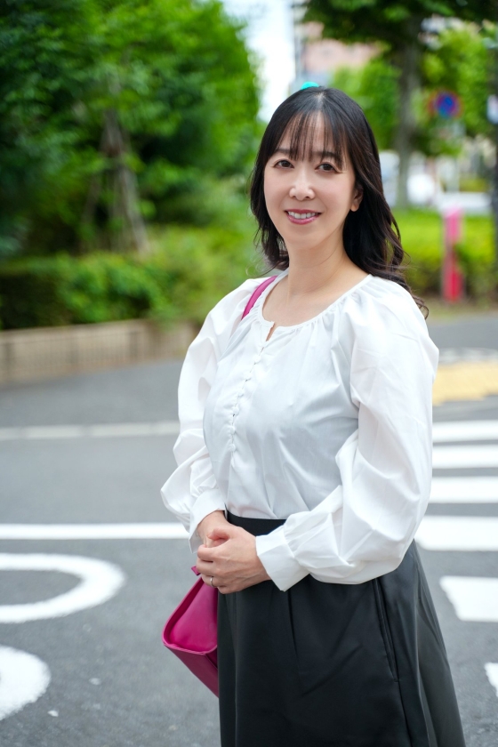 バレエ教室を複数経営する元バレリーナ美熟女 多忙な社長業と夫との不仲の癒しを求めて不倫中出しSEX 画像1